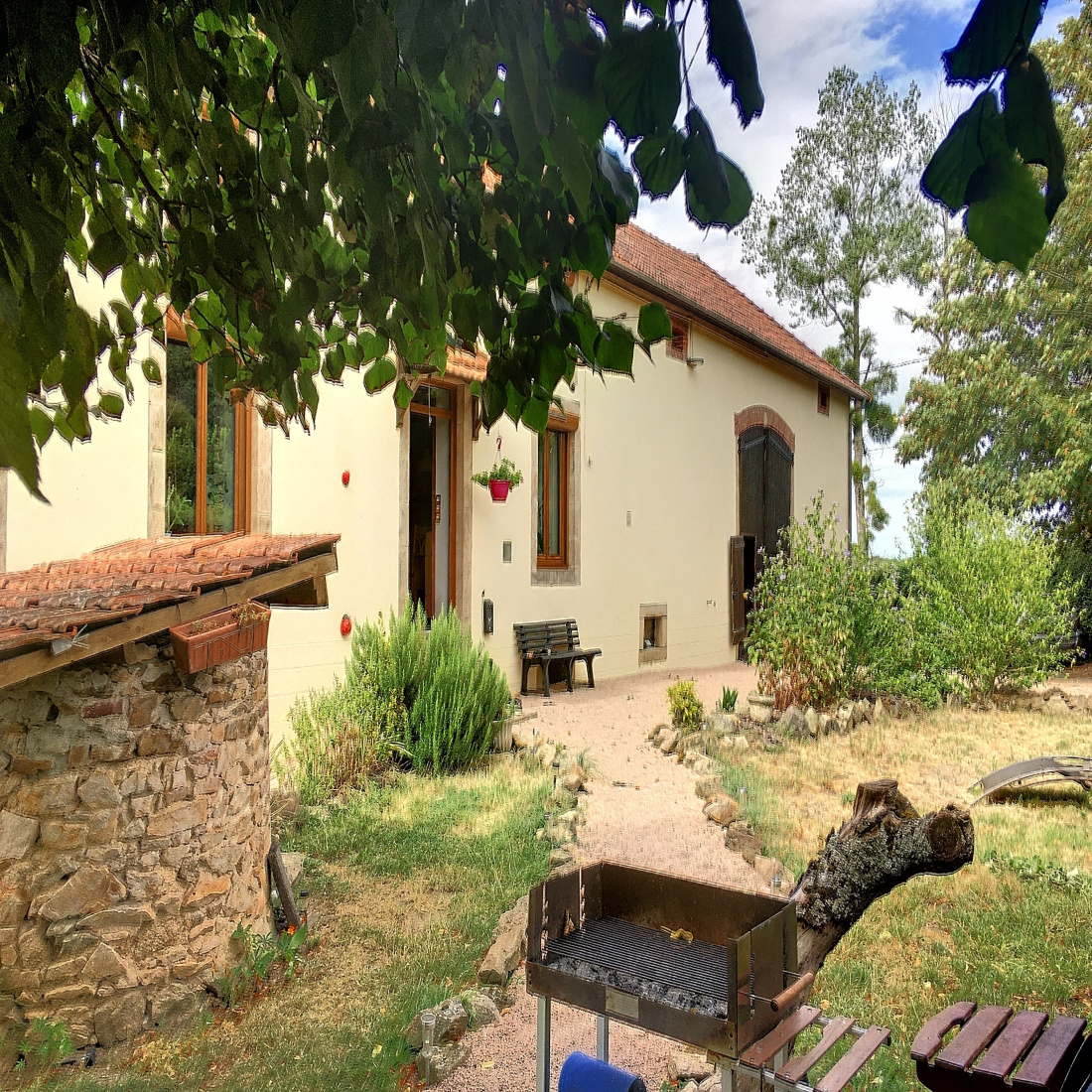 vente FERMETTE RENOVEE A LA CROUZILLE SUR 1,6 HECTARE DE DE TERRAIN