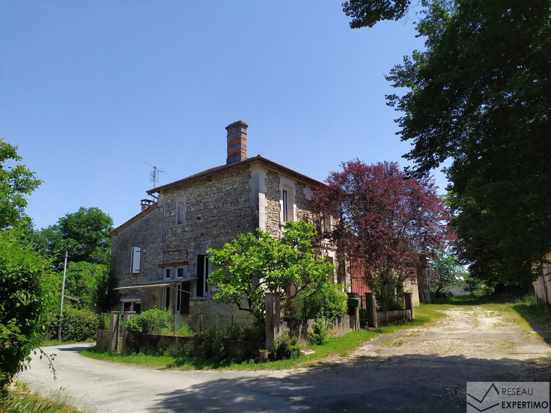 Vente GRANDE MAISON DE CAMPAGNE EN PIERRES AVEC BELLES DEPENDANCES