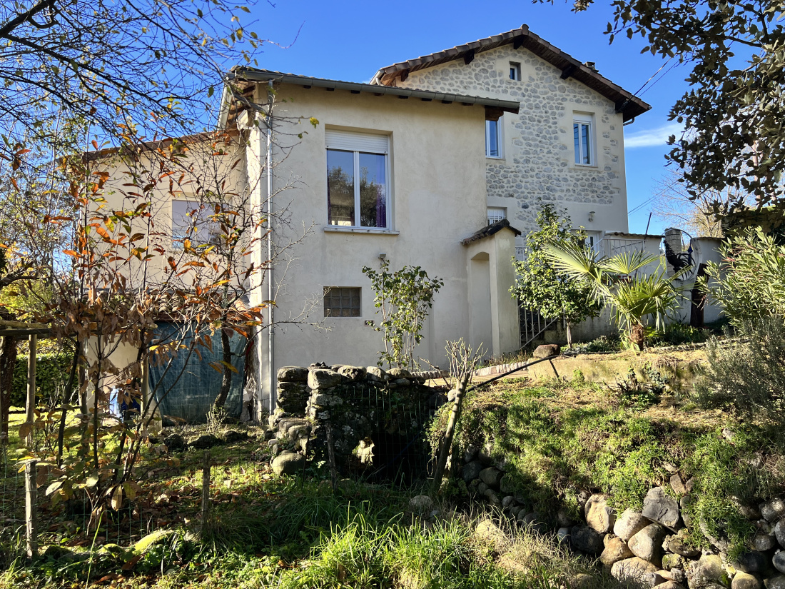 Vente Charmante Maison en Pierre Rénovée et son Magnifique Jardin en