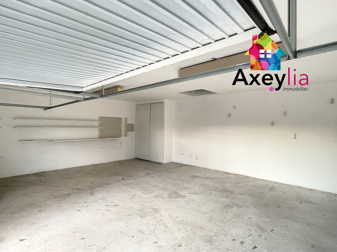 Vente A VENDRE SECTEUR LE COTEAU TERRAIN AVEC GARAGES EN ZONE A