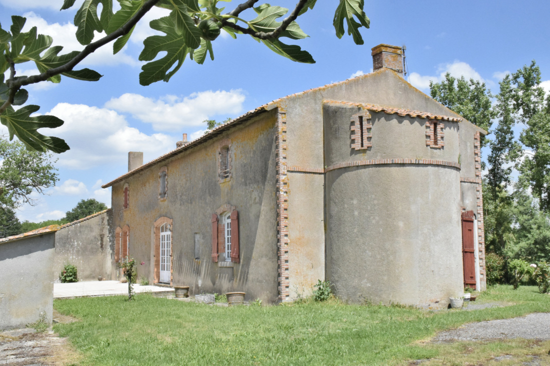 Ferme Avec Hectares à Vendre En Vendée Vente Propriété avec grange, dépendances sur plus de 3,7 hectares et étang