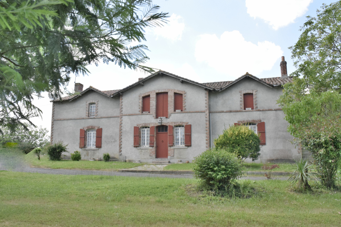 Maison Avec Hectares à Vendre En Vendée Vente Propriété avec grange, dépendances sur plus de 3,7 hectares et étang