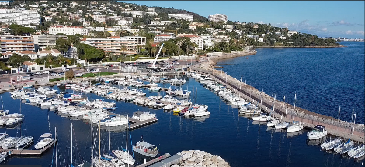 Le Petit Port, le style marseillais arrimé aux rochers - LE GRAND