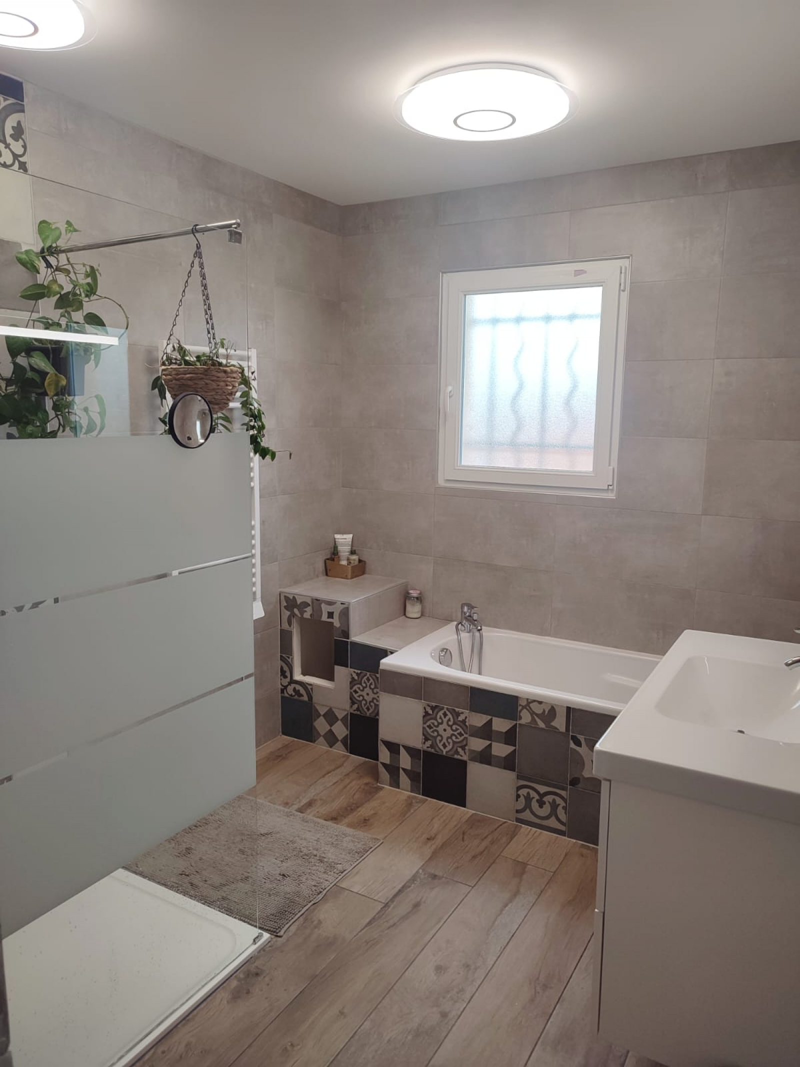 salle de bains avec baignoire semi îlot et douche à l'italienne, Lille,  Douai, Lens, Le Touquet