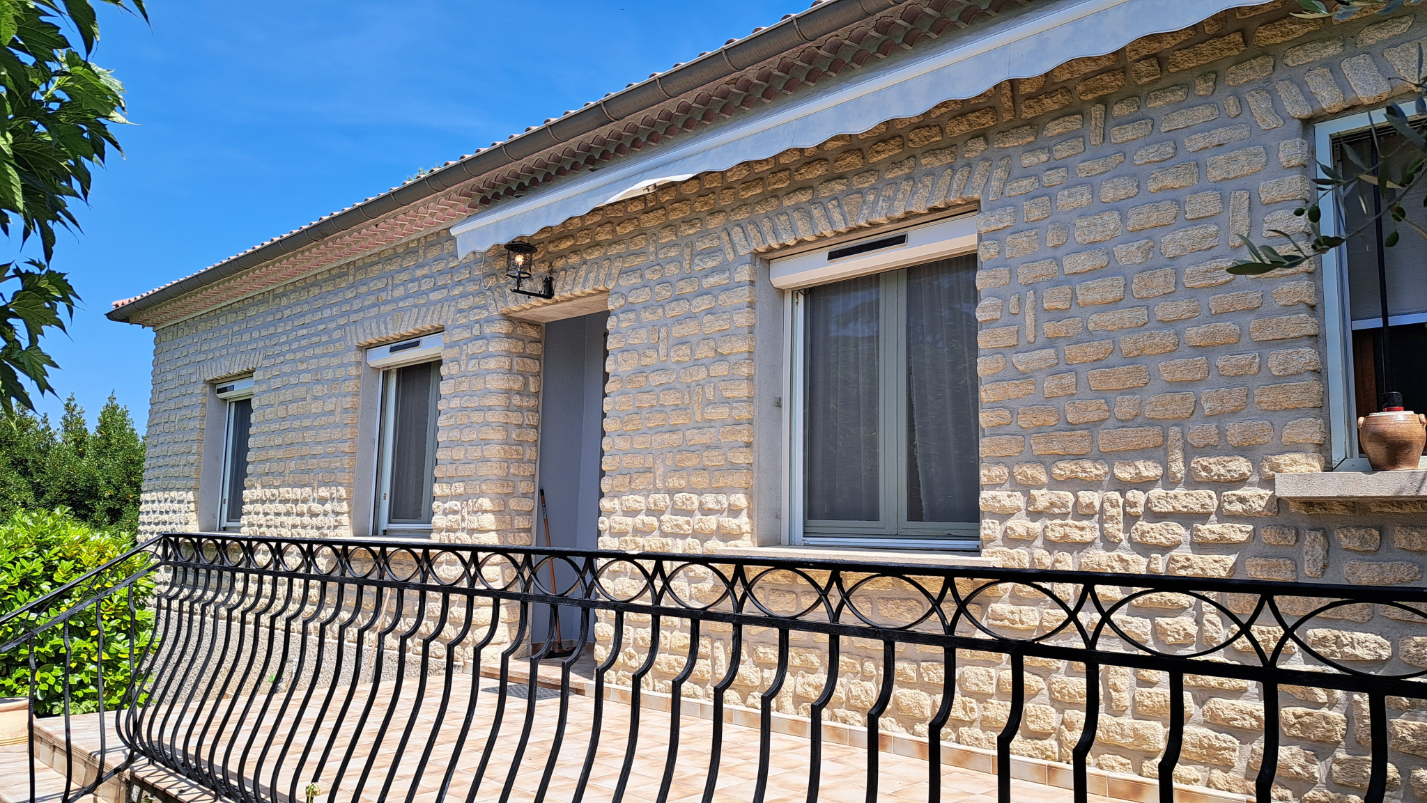 Villa de plain-pied centre du village.