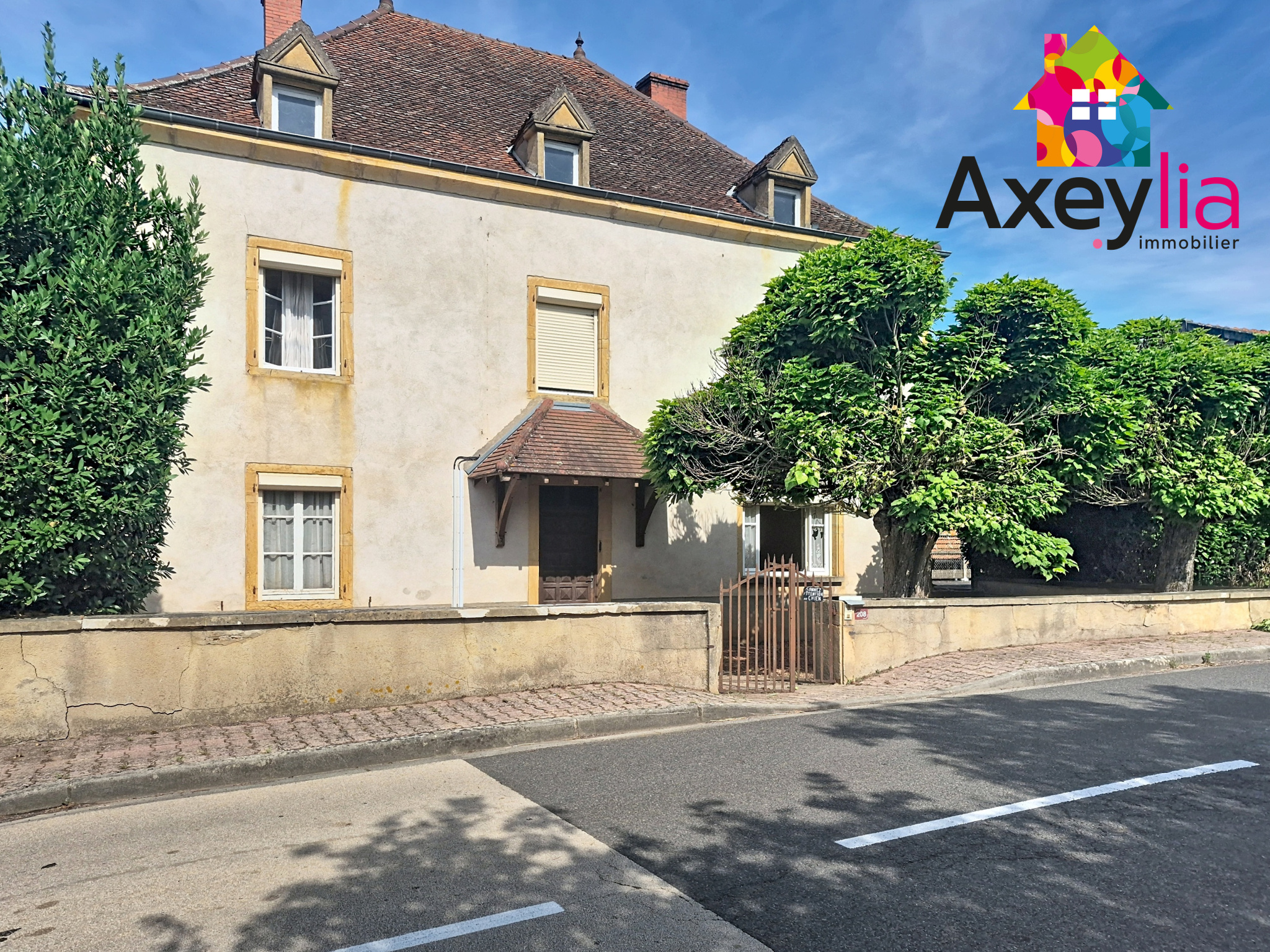 Appartement 226 m² · à Saint-Hilaire-sous-Charlieu · 226 m² · 220 000 €