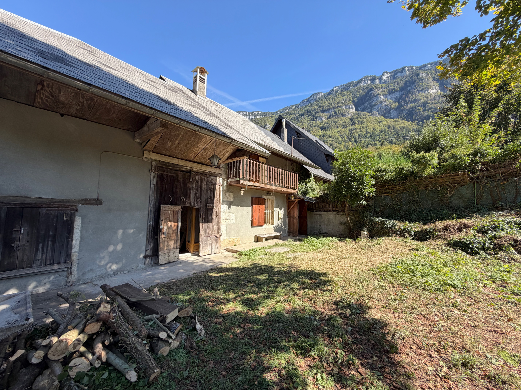 Maison à rénover avec grange attenante + garage et terrain
