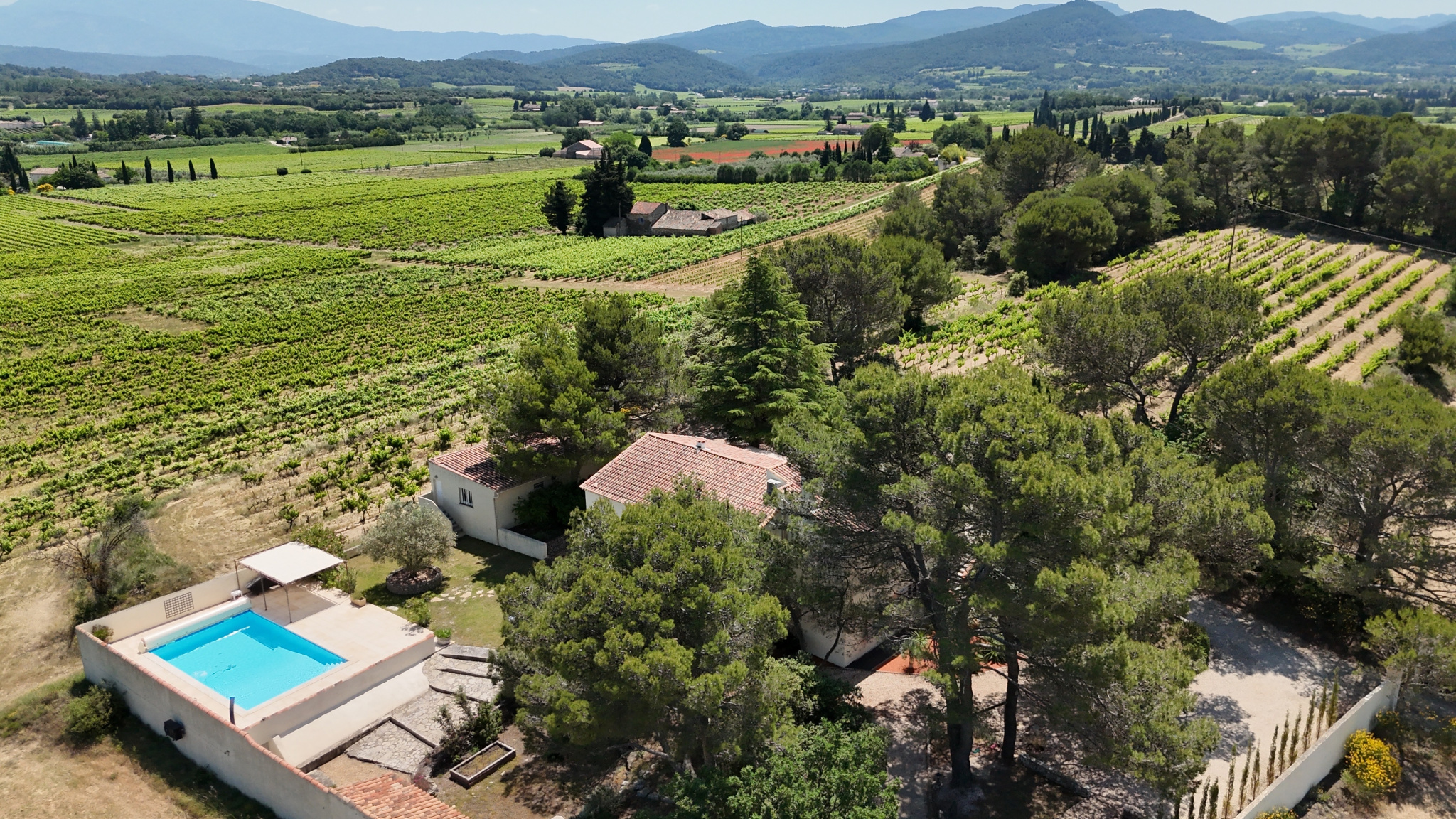 À seulement quelques minutes de Vaison-la-Romaine (6 km), dans un environnement naturel d’exception…