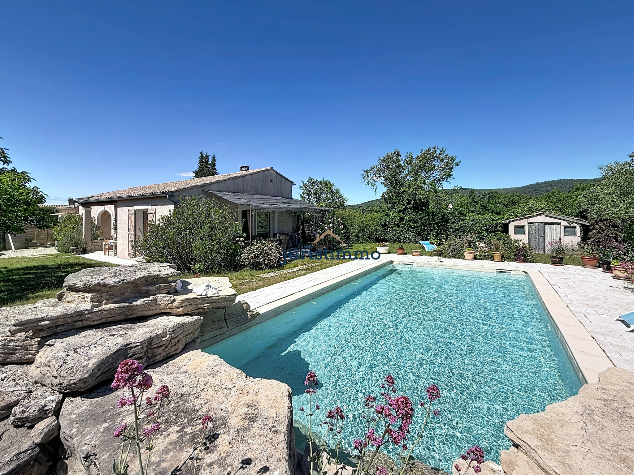 À 5 minutes de Vaison-la-Romaine   Villa de plain-pied avec studio indépendant, piscine et vue dégagée
