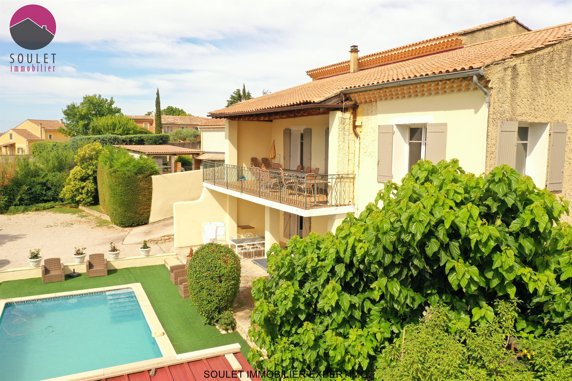 Grande maison en pierre avec logement séparé