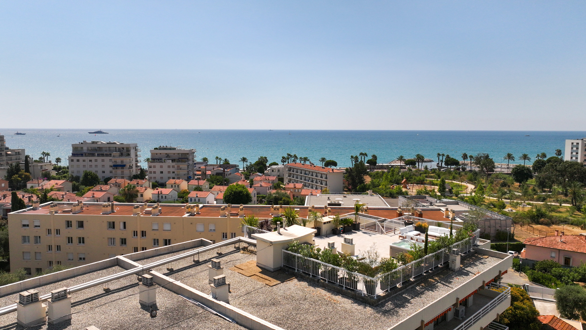 Magnifique appartement toit-terrasse d'environ 120m2 + solarium (135m2)   Vue mer et montagnes panoramique