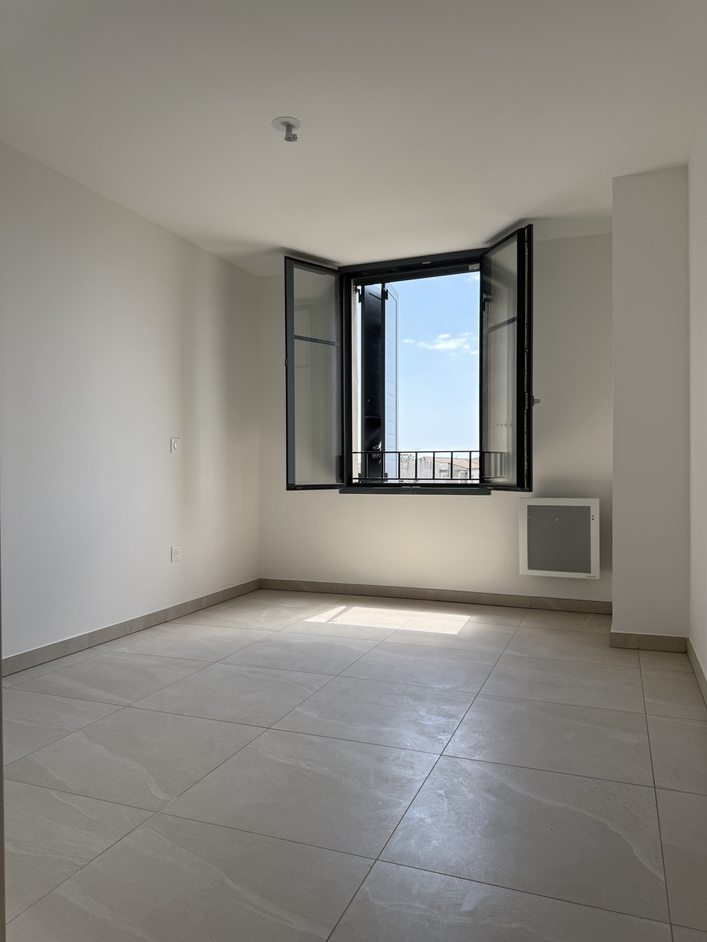 T3 Duplex 74m2 avec place de parking (frais de notaire réduits 2,5%) - Image 1