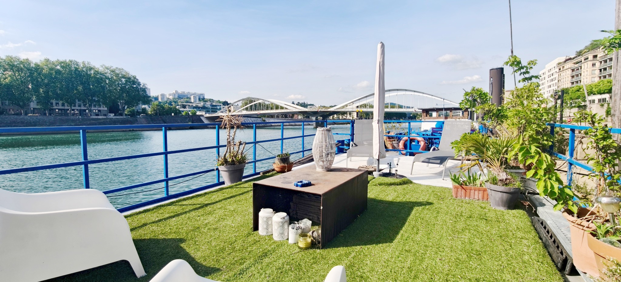 Péniche --- Vivre autrement, au fil de l’eau… Lyon 4