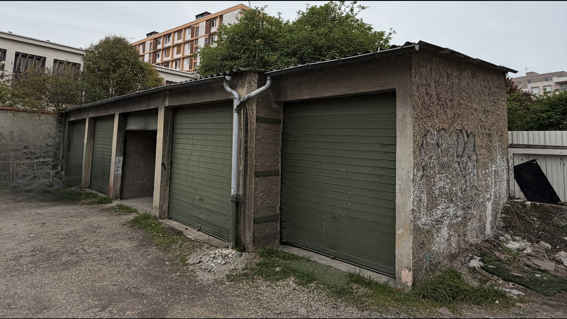 Garage extérieur à louer   Villeurbanne Gratte-Ciel   Emplacement idéal