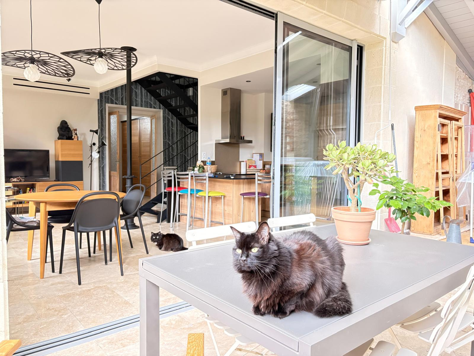 BORDEAUX CAUDÉRAN   MAISON FAMILIALE RÉNOVÉE   3 CHAMBRES - BUREAU   EXTÉRIEURS JARDIN et TERRASSE