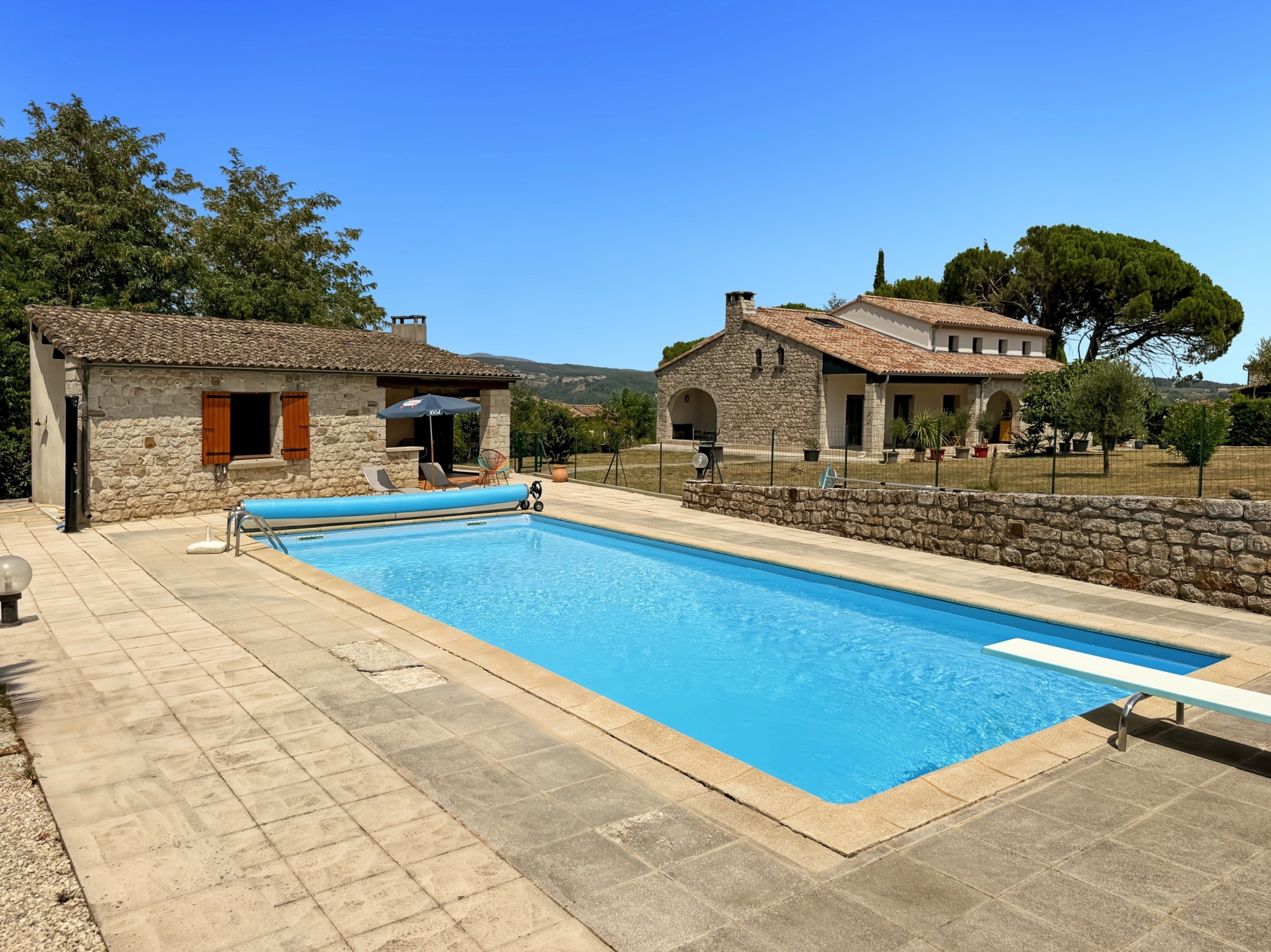 Superbe Maison en Pierre   Entièrement Rénovée   6 Chambres   Piscine   124 m2 de Garage & Ateliers   Terrain