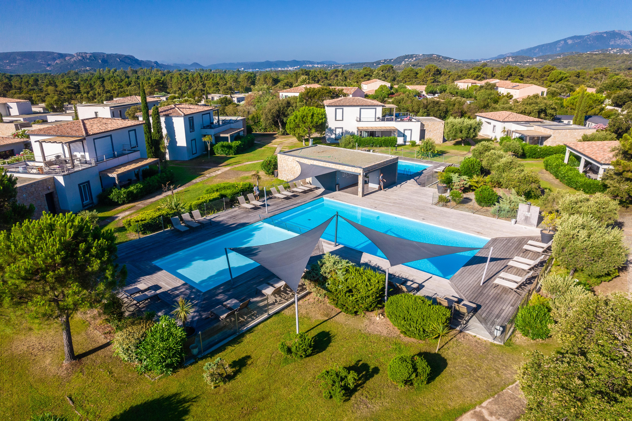 Investissement en Corse-du-Sud : 5 lots dans résidence premium avec piscines 4**** à Porto-Vecchio