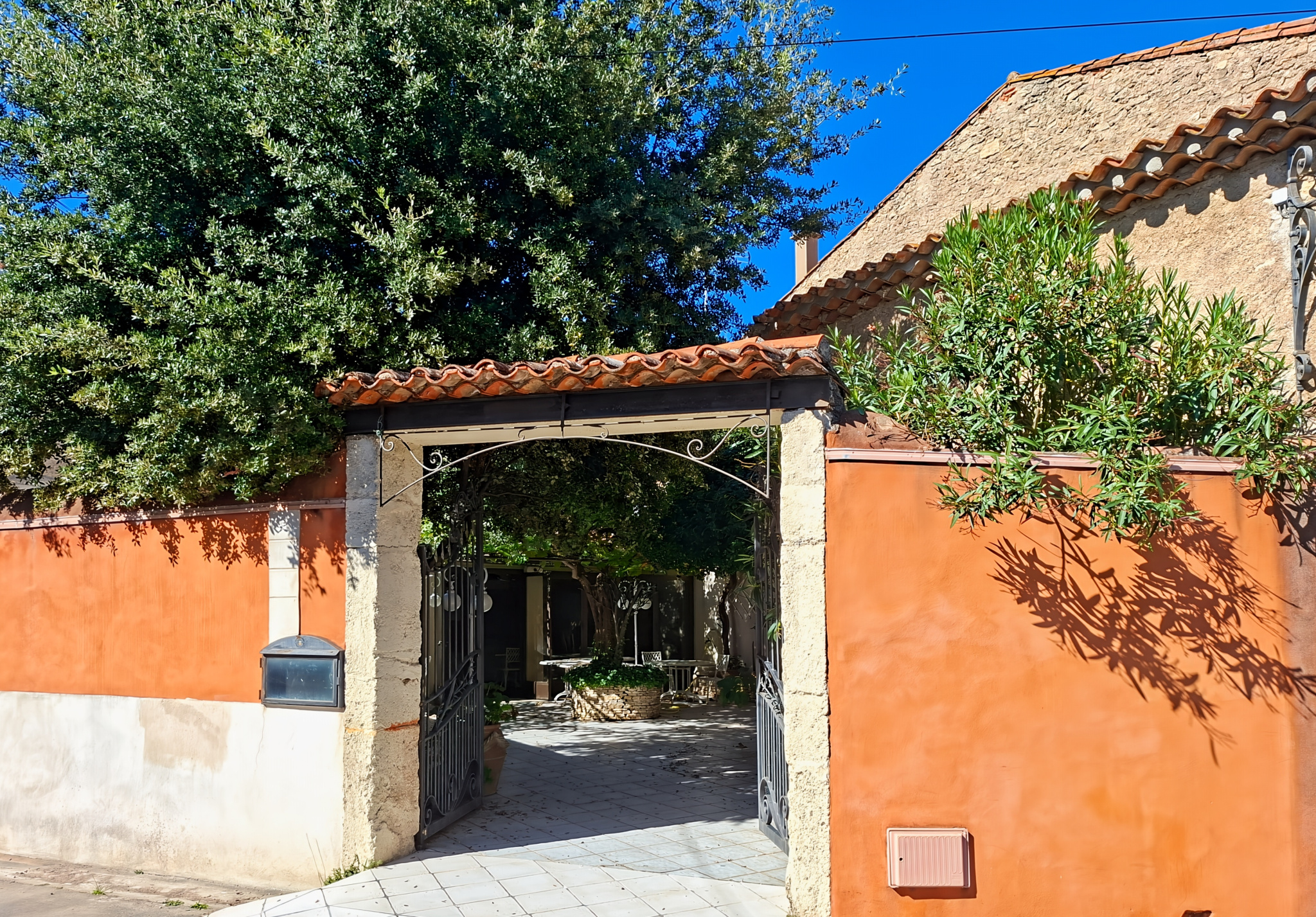 Maraussan,  vaste ensemble immobilier aux multiples possibilités