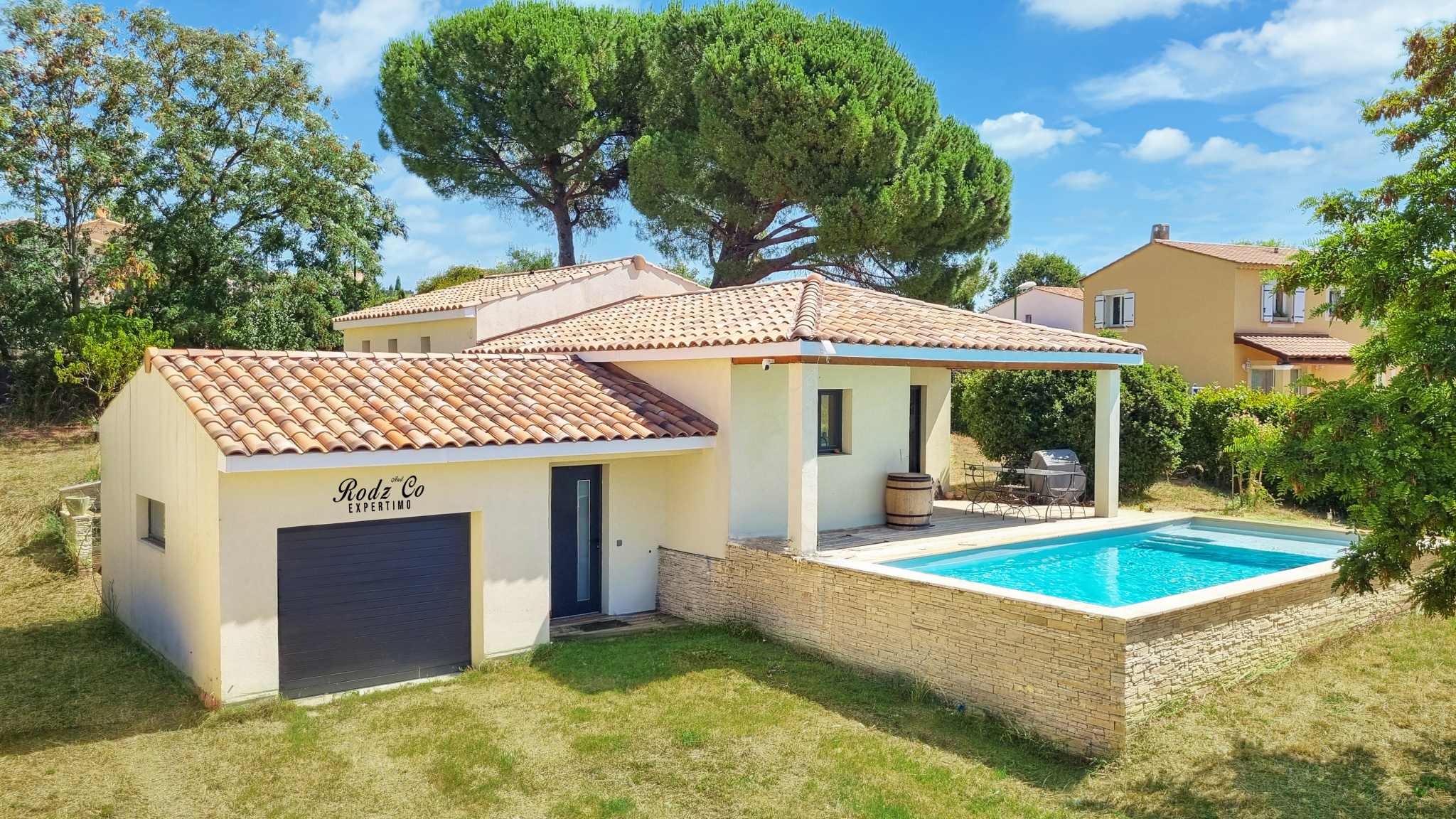 Maison à vendre à Apt   Villa contemporaine avec piscine, jardin, garage et vue sur le Luberon