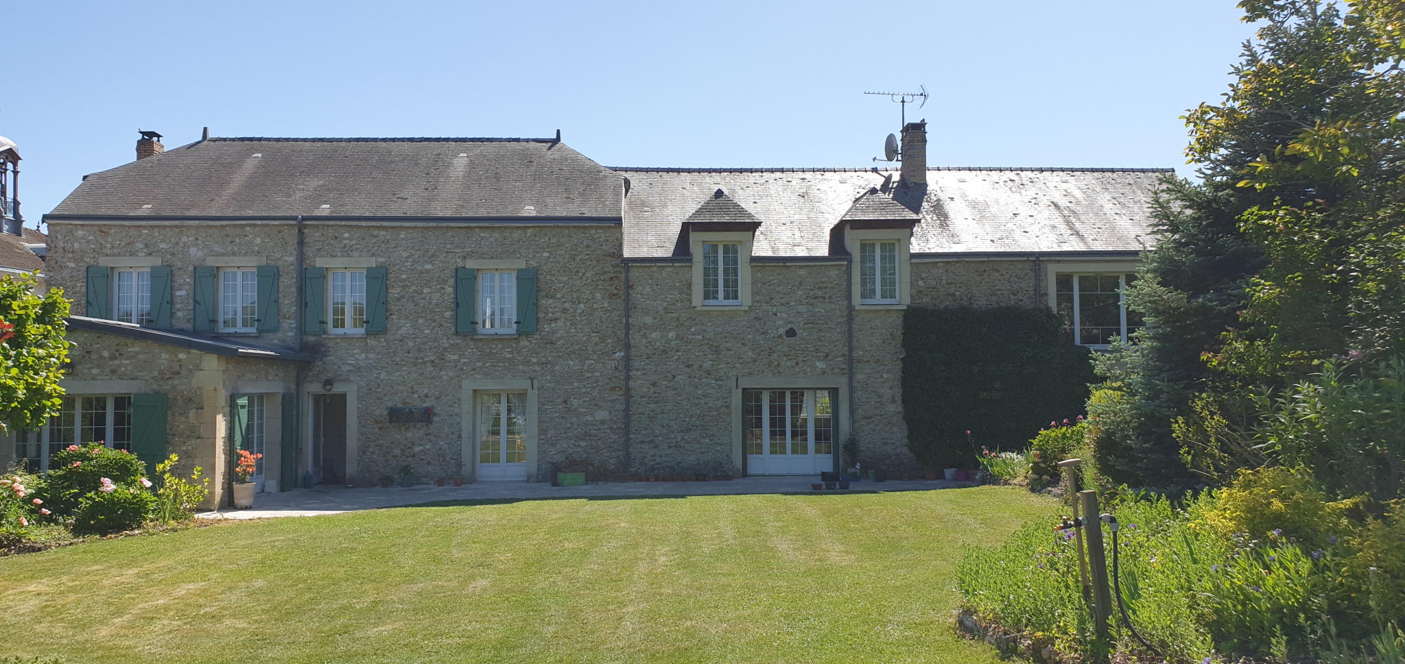 GRANDE MAISON AVEC GITE ET BEAU TERRAIN